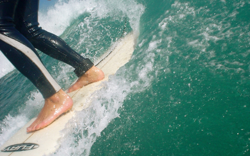 Barfuß mit gutem Grip auf dem eingewachsten Surfboard