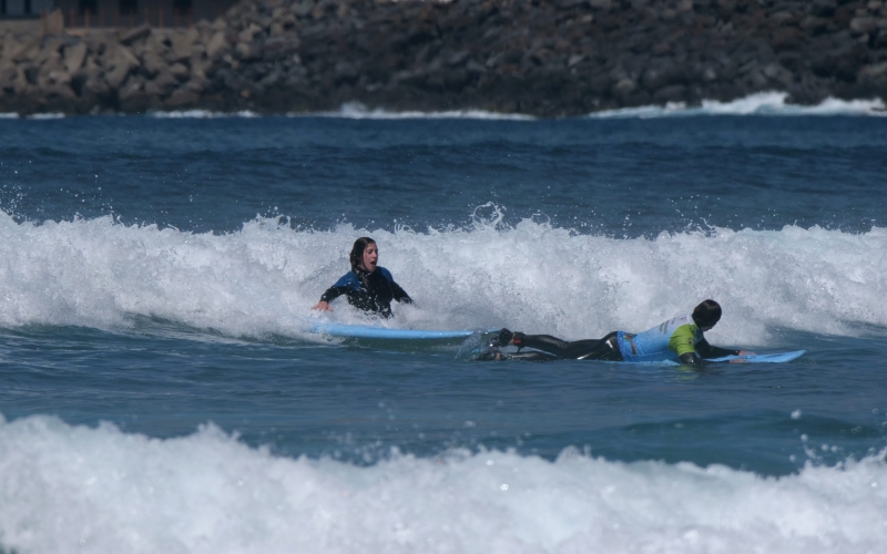 Das Surfboard im Wasser gut festhalten