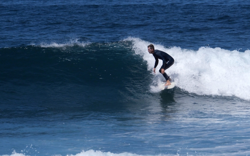 Wenn der Surfer beim Abreiten mit der Brust zu Wellen steht, dann reitet er die Wellen Frontside ab