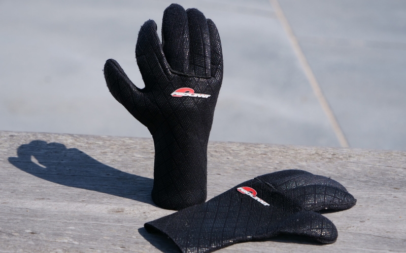 Handschuhe aus Neopren sorgen bei kühlen Temperaturen für warme Finger