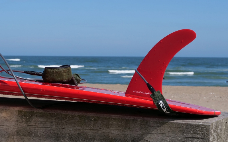 Die Aufbiegung des Hecks eines Surfboards in der Seitenansicht