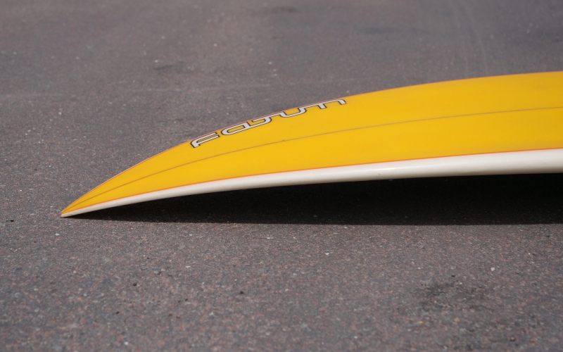 Die Aufbiegung der Nose eines Surfboards wird Scoop genannt