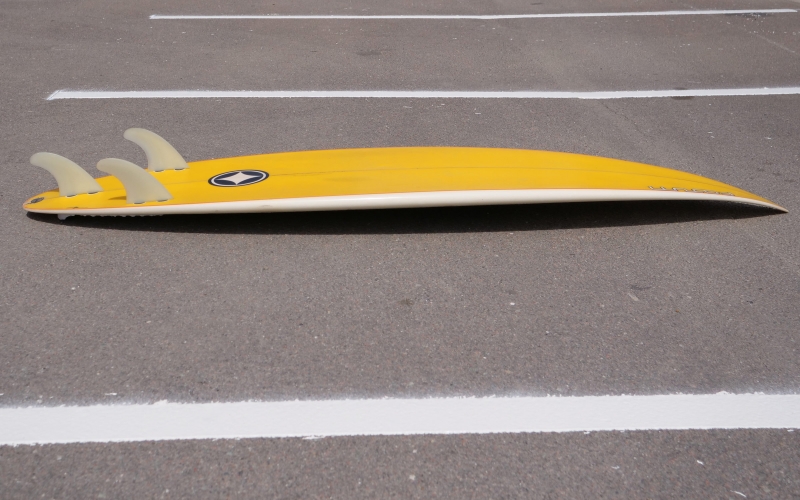 Die Aufbiegung eines Surfboards von vorne bbis hinten wirf Rockerlinie oder Scoop-Rocker-Linie genannt