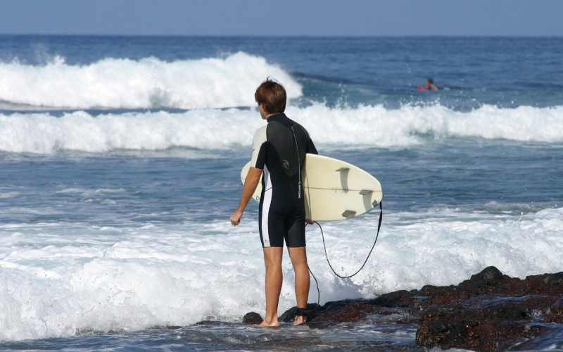 Ein Surfanzug mit kurzen Ärmeln und Beinen