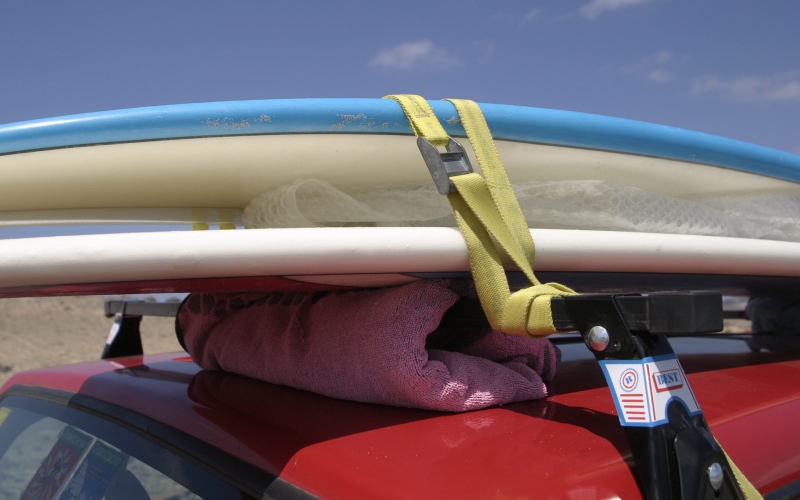Surfboards mit Spanngurten festzurren