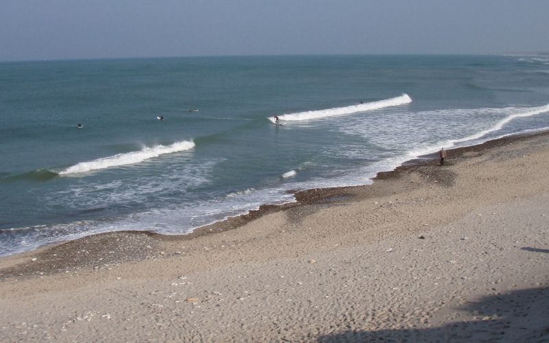 Kleine Wellen in Däenmark, Mittel- und Nordjüttland sind die besten Surfregionen mit vielen Surfschulangeboten